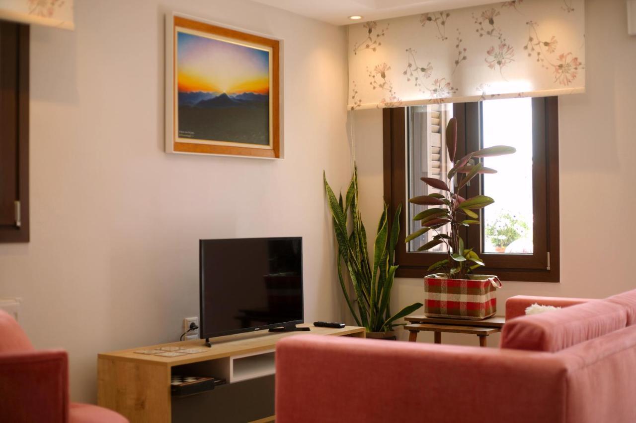Το Σπίτι Της Ευτυχίας Σουίτα Apartamento Karpenísion Exterior foto
