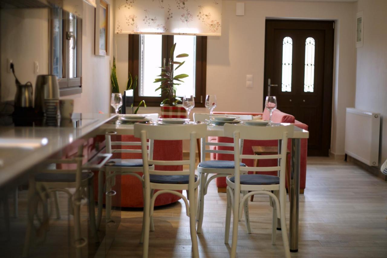 Το Σπίτι Της Ευτυχίας Σουίτα Apartamento Karpenísion Exterior foto